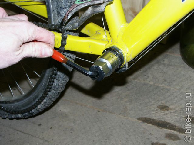 Как снять каретку на велосипеде. Ключ для каретки велосипеда. В какую сторону откручивать каретку на велосипеде. Снятие каретки велосипеда резьба. Ключ шлицевой для контргайки оси каретки.